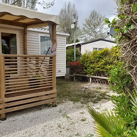 Mobile-home Bord De Campsite Vias